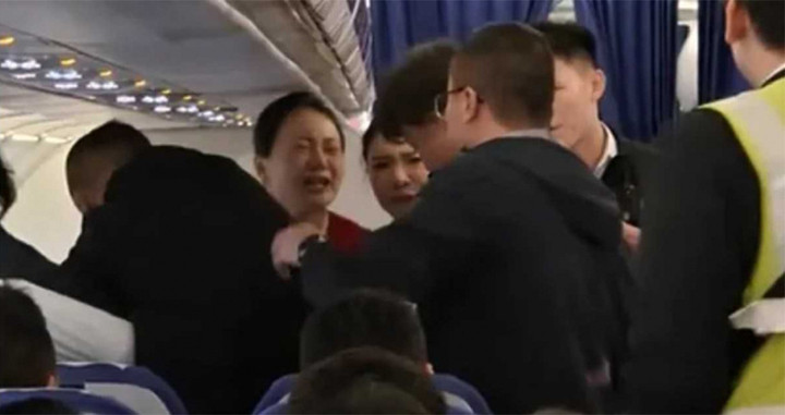 Khi cố gắng ngăn cản cuộc ẩu đả, một tiếp viên hàng không của Shenzhen Airlines bị nữ hành khách cắn. (Ảnh/Trích từ Weibo)