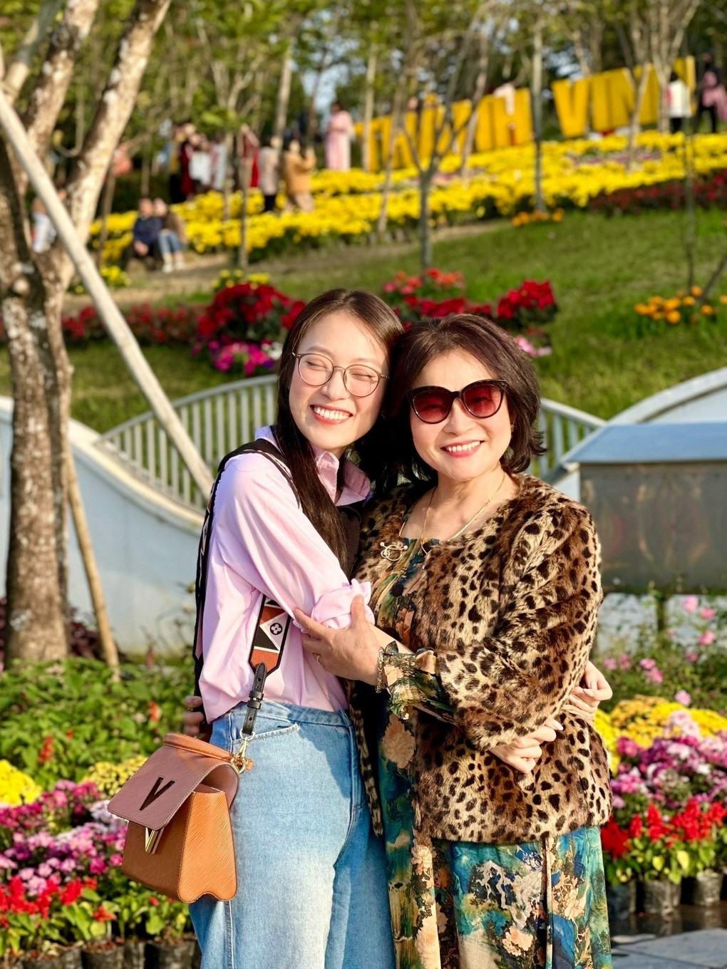 Nữ MC VTV xinh đẹp quê Nghệ An tuổi 26 đã sở hữu xe Mercedes vài tỷ, mua nhà, mua đất cho bố mẹ - Ảnh 8.