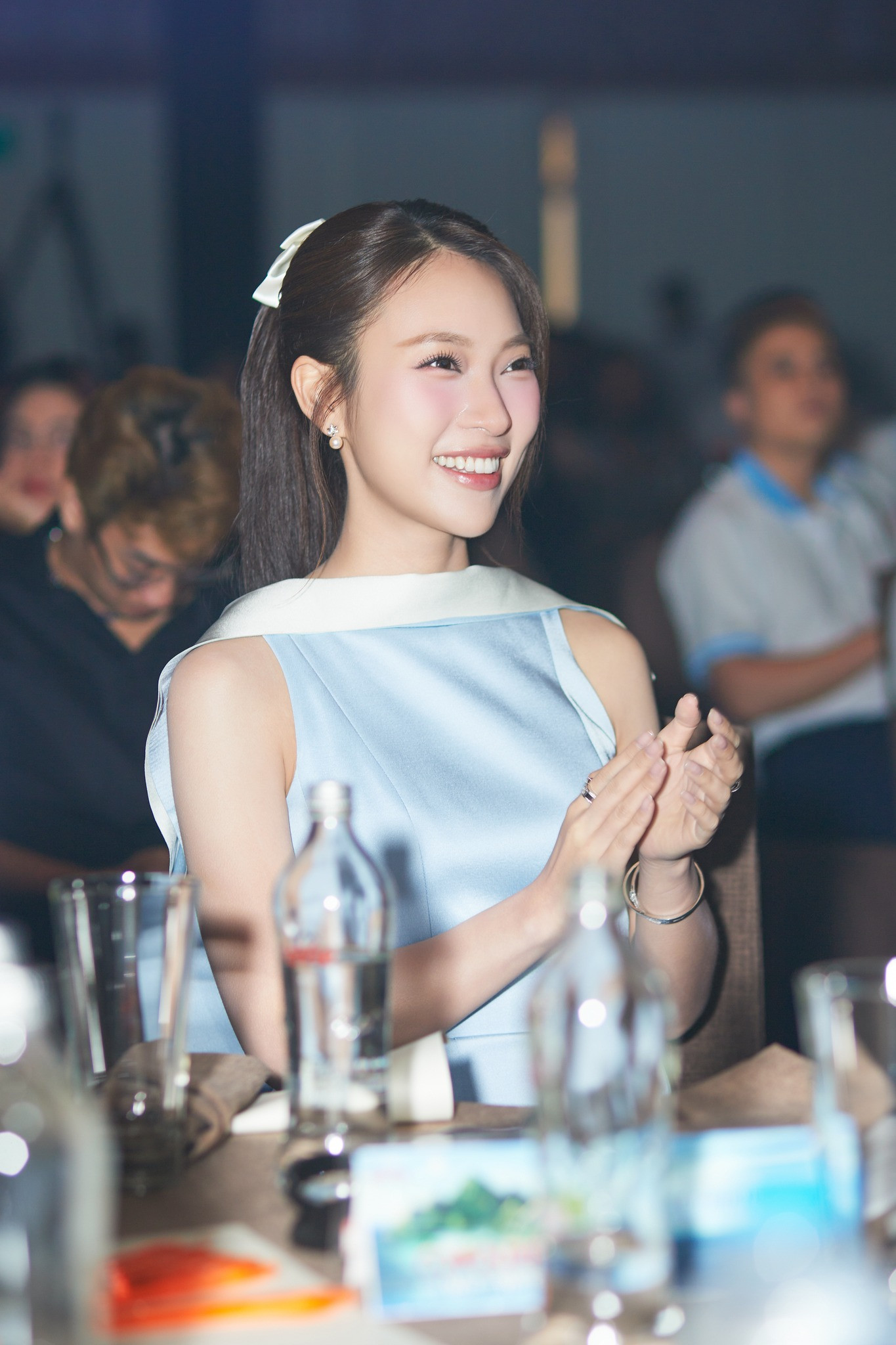 Nữ MC VTV xinh đẹp quê Nghệ An tuổi 26 đã sở hữu xe Mercedes vài tỷ, mua nhà, mua đất cho bố mẹ - Ảnh 2.