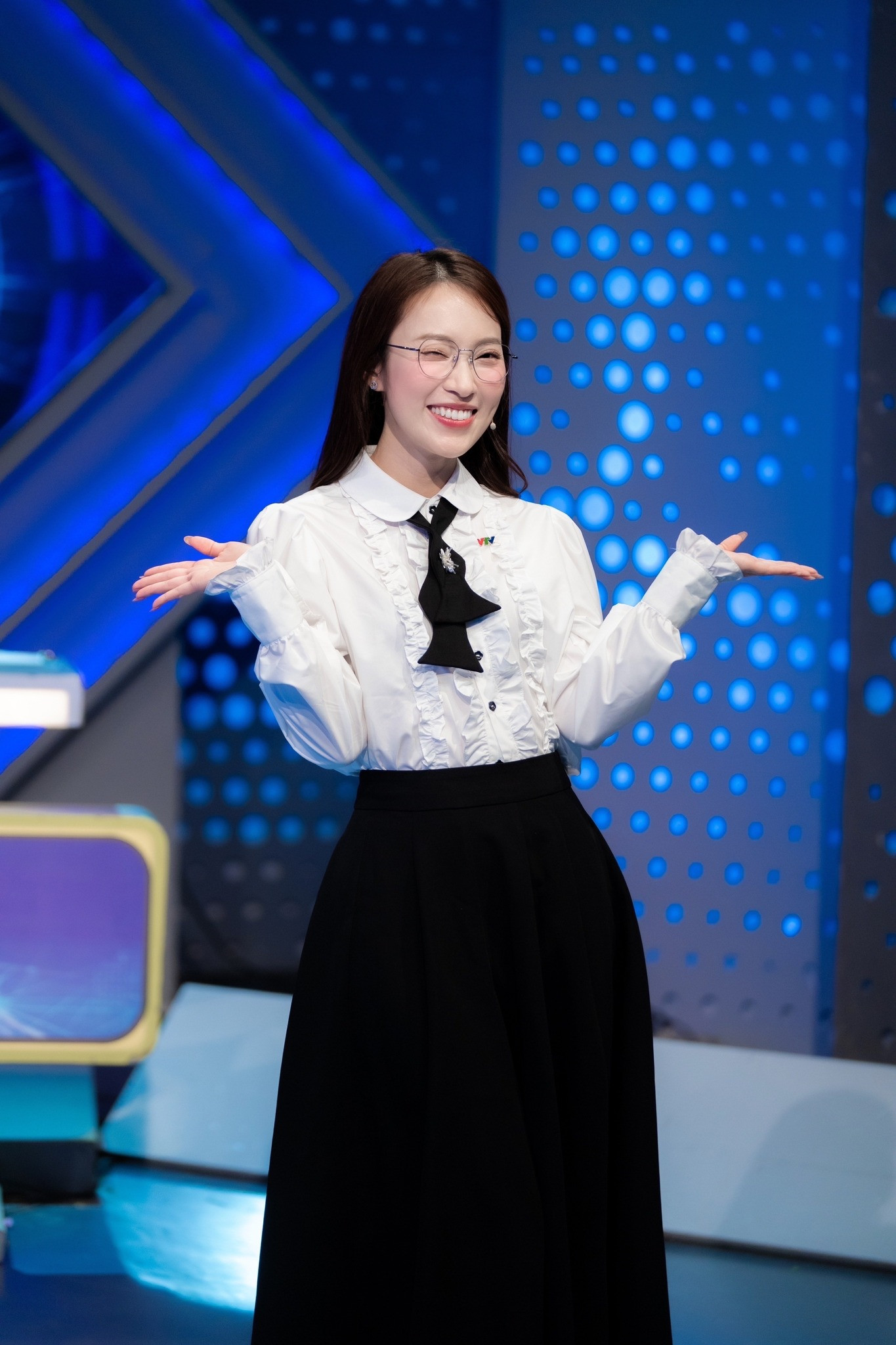 Nữ MC VTV xinh đẹp quê Nghệ An tuổi 26 đã sở hữu xe Mercedes vài tỷ, mua nhà, mua đất cho bố mẹ - Ảnh 9.