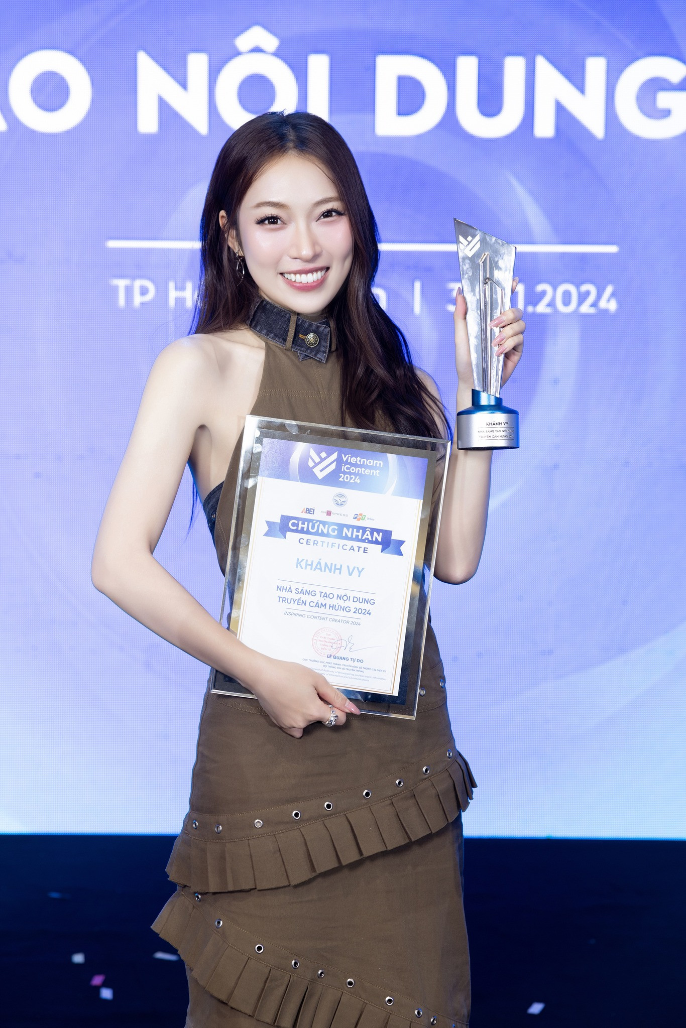 Nữ MC VTV xinh đẹp quê Nghệ An tuổi 26 đã sở hữu xe Mercedes vài tỷ, mua nhà, mua đất cho bố mẹ - Ảnh 10.