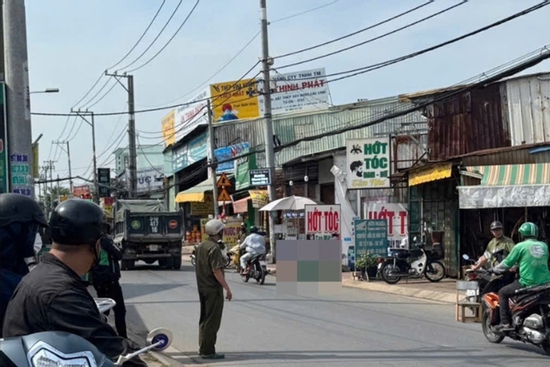 Phát hiện người đàn ông chết trong tư thế ngồi gục mặt xuống đường ở TPHCM