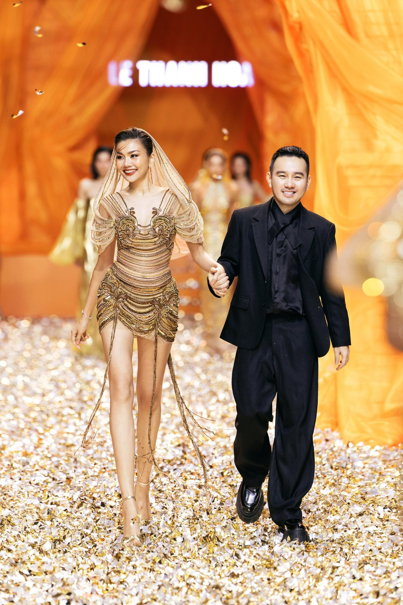 Thanh Hằng catwalk như tập thể hình khiến Nhã Phương và cả dàn sao chết lặng