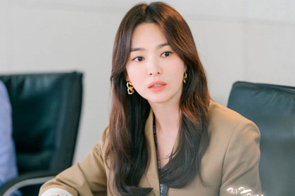 5 kiểu tóc xoăn dài đẹp mê cho người mệnh Thủy, kiểu thứ nhất vừa xinh vừa mang lại may mắn - Ảnh 2.