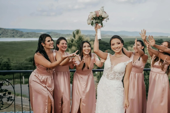 Cô gái choáng váng nhận được lời mời dự đám cưới của bạn thân lâu năm