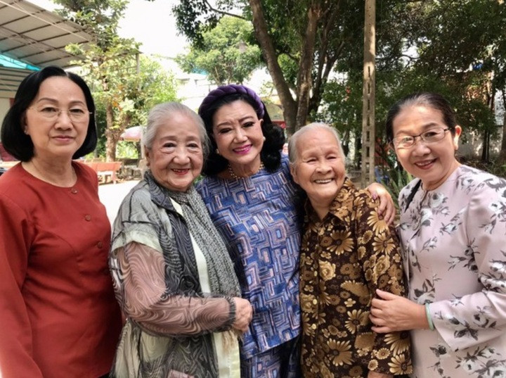 NSND Kim Cương thực hiện nhiều chương trình thiện nguyện giúp đỡ các nghệ sỹ có hoàn cảnh khó khăn.