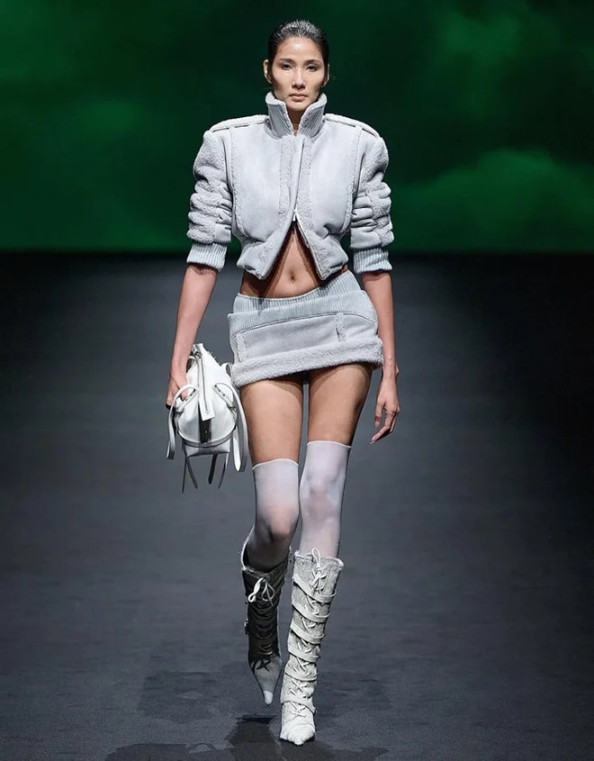 Hoàng Thùy bị chê tơi tả vì vòng eo thừa mỡ