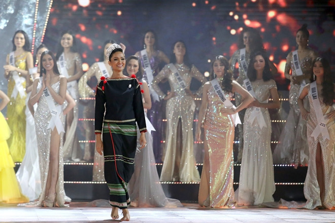 HHen Niê luôn đi chân đất vào dịp đặc biệt