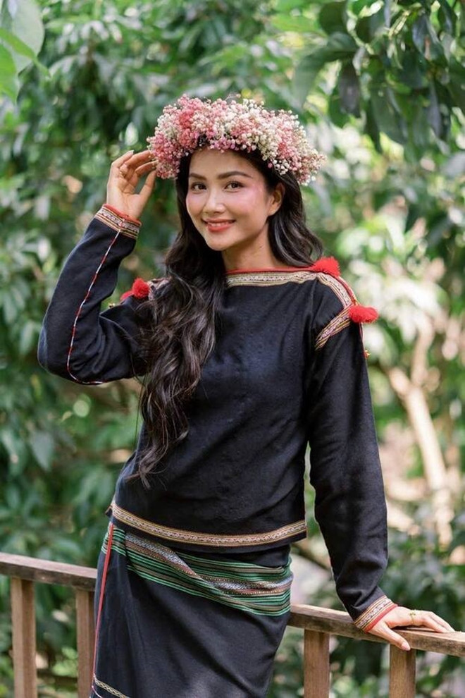 HHen Niê luôn đi chân đất vào dịp đặc biệt