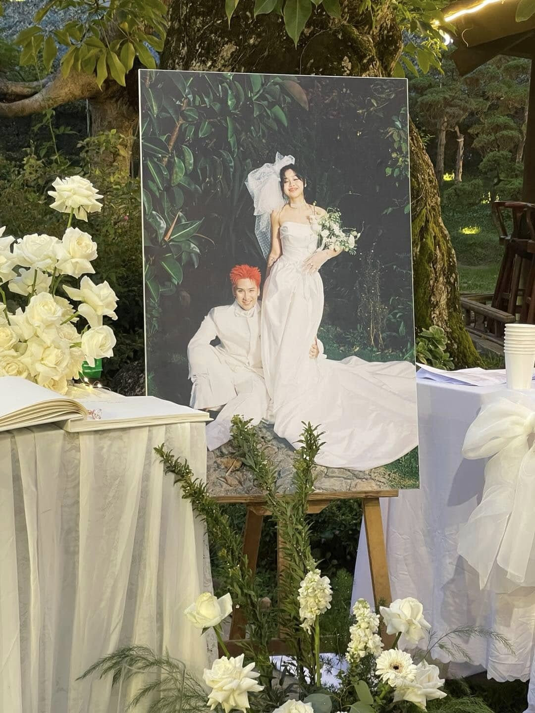 Cặp đôi Vbiz sáng tung ảnh cầu hôn, tối tổ chức ngay lễ cưới: Hình ảnh hiếm hoi của dâu rể được hé lộ!- Ảnh 2.