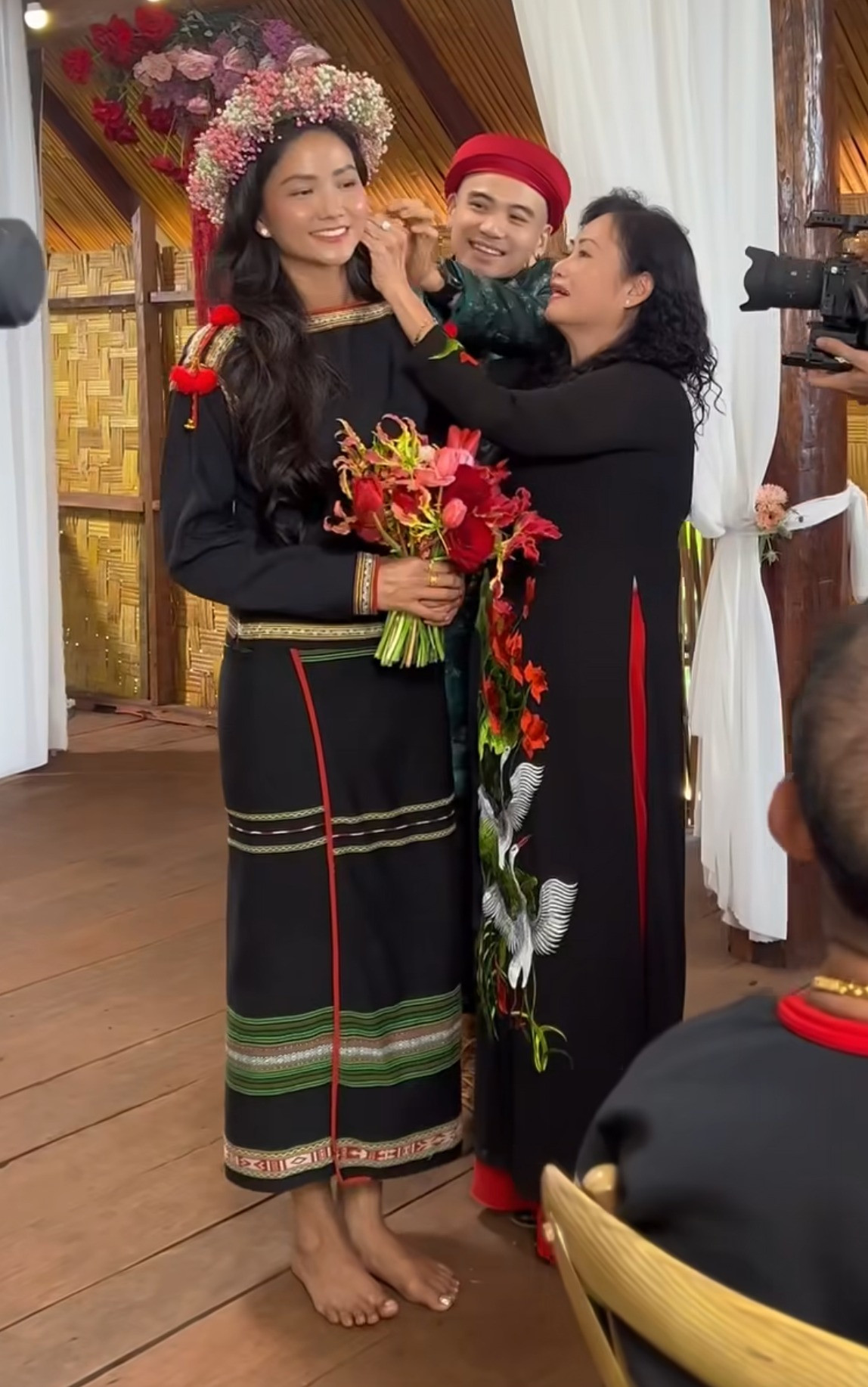 Bị chê làm đám cưới nghèo nàn có như không HHen Niê đáp trả