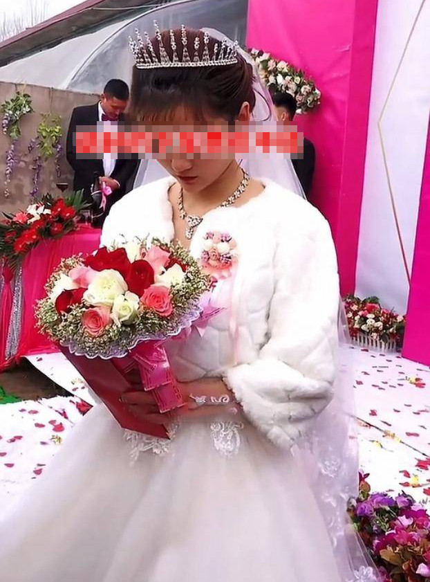 Đám cưới, trên mặt cô dâu không có nổi một nụ cười vì một hành vi đáng xấu hổ của bố mẹ chồng- Ảnh 1.