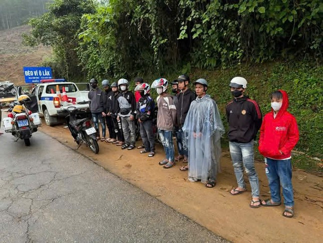 Đi “săn mây”, gây rối trật tự, nhóm thanh niên bị phạt hơn 100 triệu đồng ảnh 1