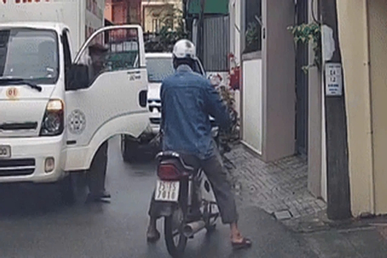 Đỗ xe chắn hết lối đi, tài xế ô tô còn dùng hung khí tấn công người đi đường