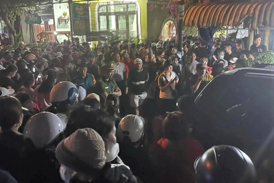 Dựng lại hiện trường vụ mẹ sát hại con, cảnh sát lập hàng rào ngăn nghìn người chứng kiến