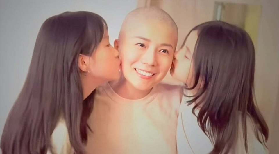 Á hậu Hong Kong cạo đầu vì ung thư