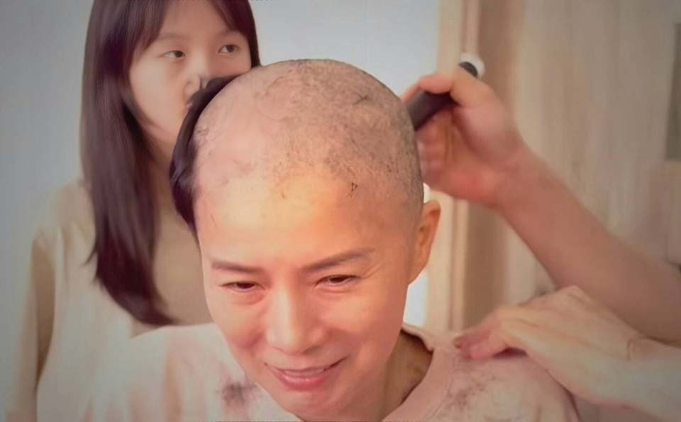 Á hậu Hong Kong cạo đầu vì ung thư