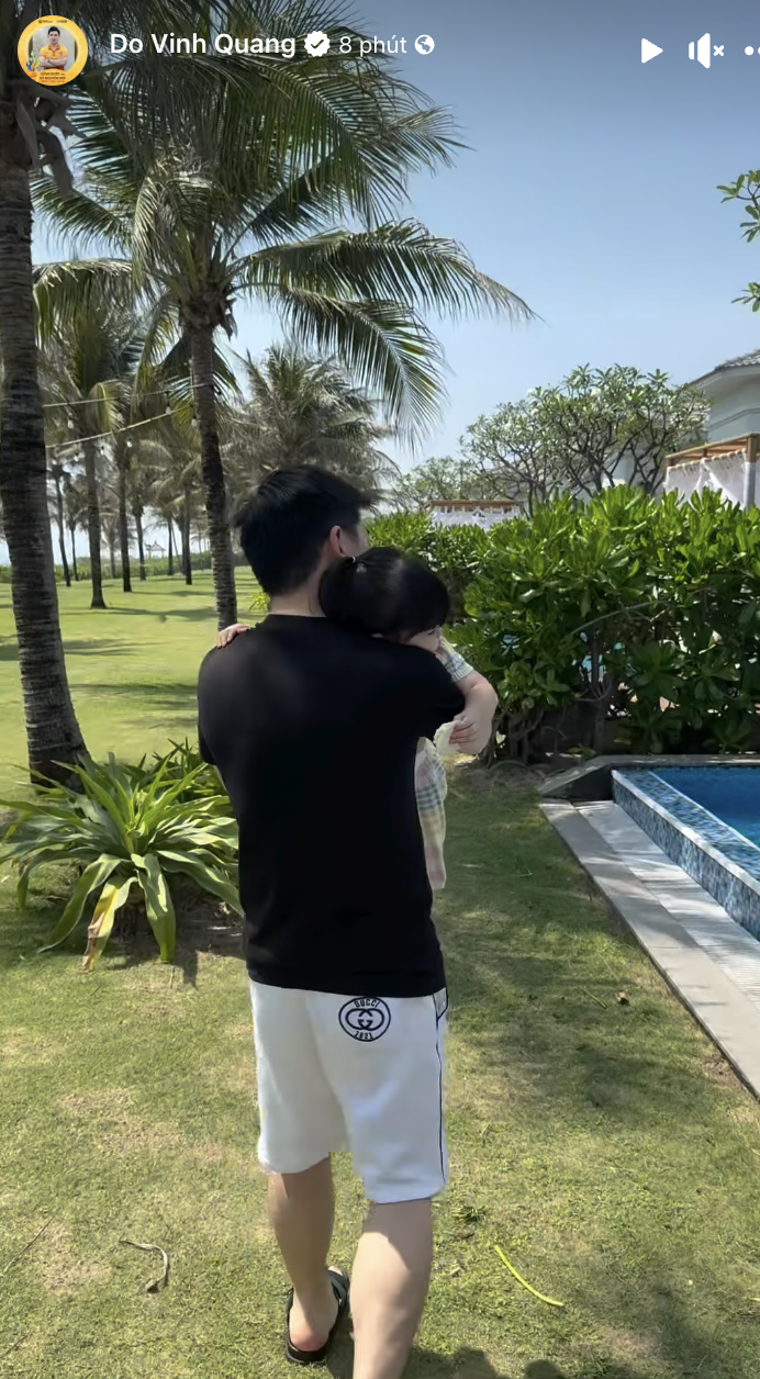 Chồng chủ tịch của Hoa hậu Đỗ Mỹ Linh hiếm hoi mặc đồ đôi với vợ