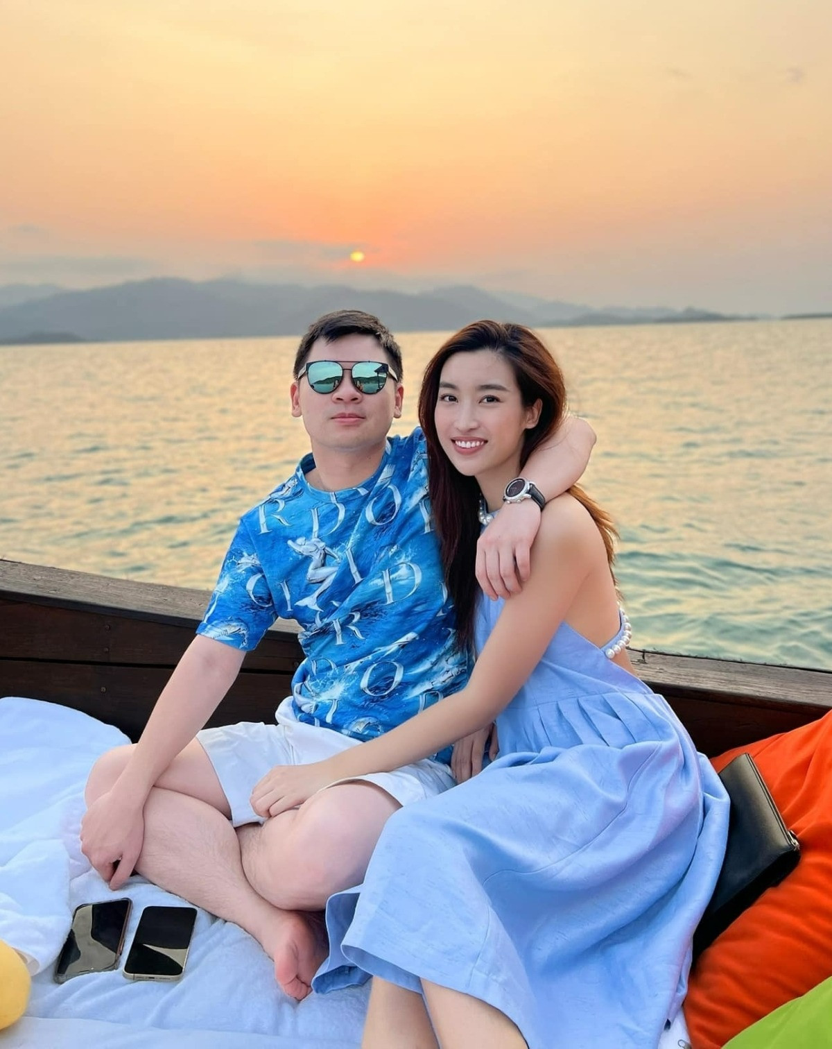 Chồng chủ tịch của Hoa hậu Đỗ Mỹ Linh hiếm hoi mặc đồ đôi với vợ