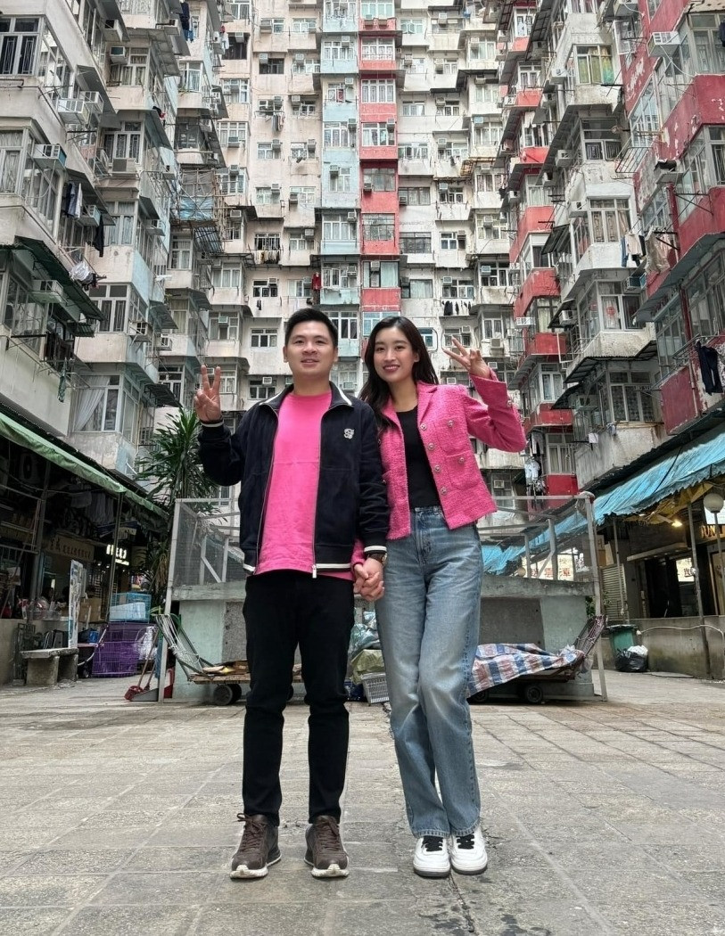 Chồng chủ tịch của Hoa hậu Đỗ Mỹ Linh hiếm hoi mặc đồ đôi với vợ