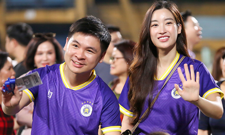 Chồng chủ tịch của Hoa hậu Đỗ Mỹ Linh hiếm hoi mặc đồ đôi với vợ