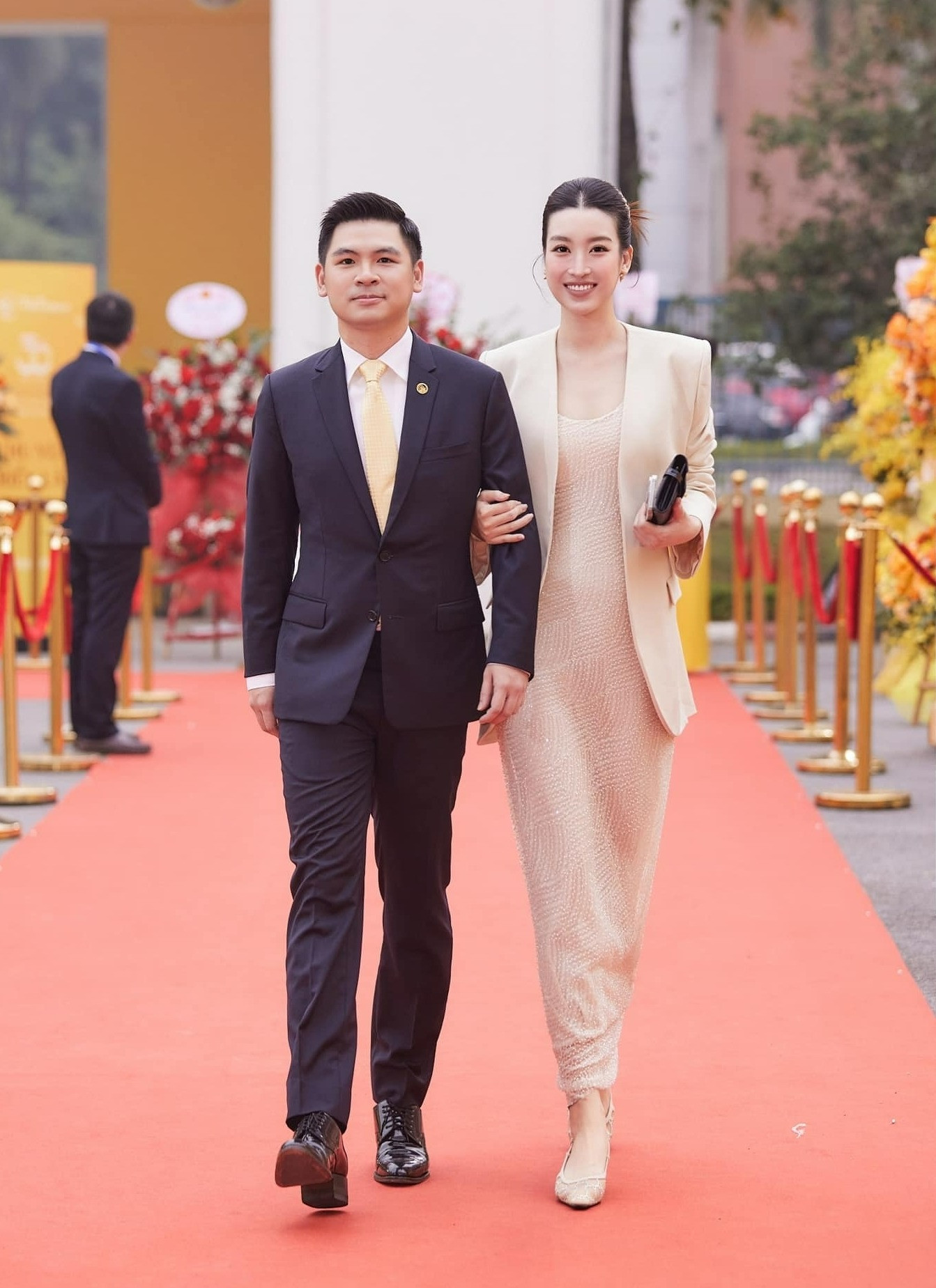 Chồng chủ tịch của Hoa hậu Đỗ Mỹ Linh hiếm hoi mặc đồ đôi với vợ