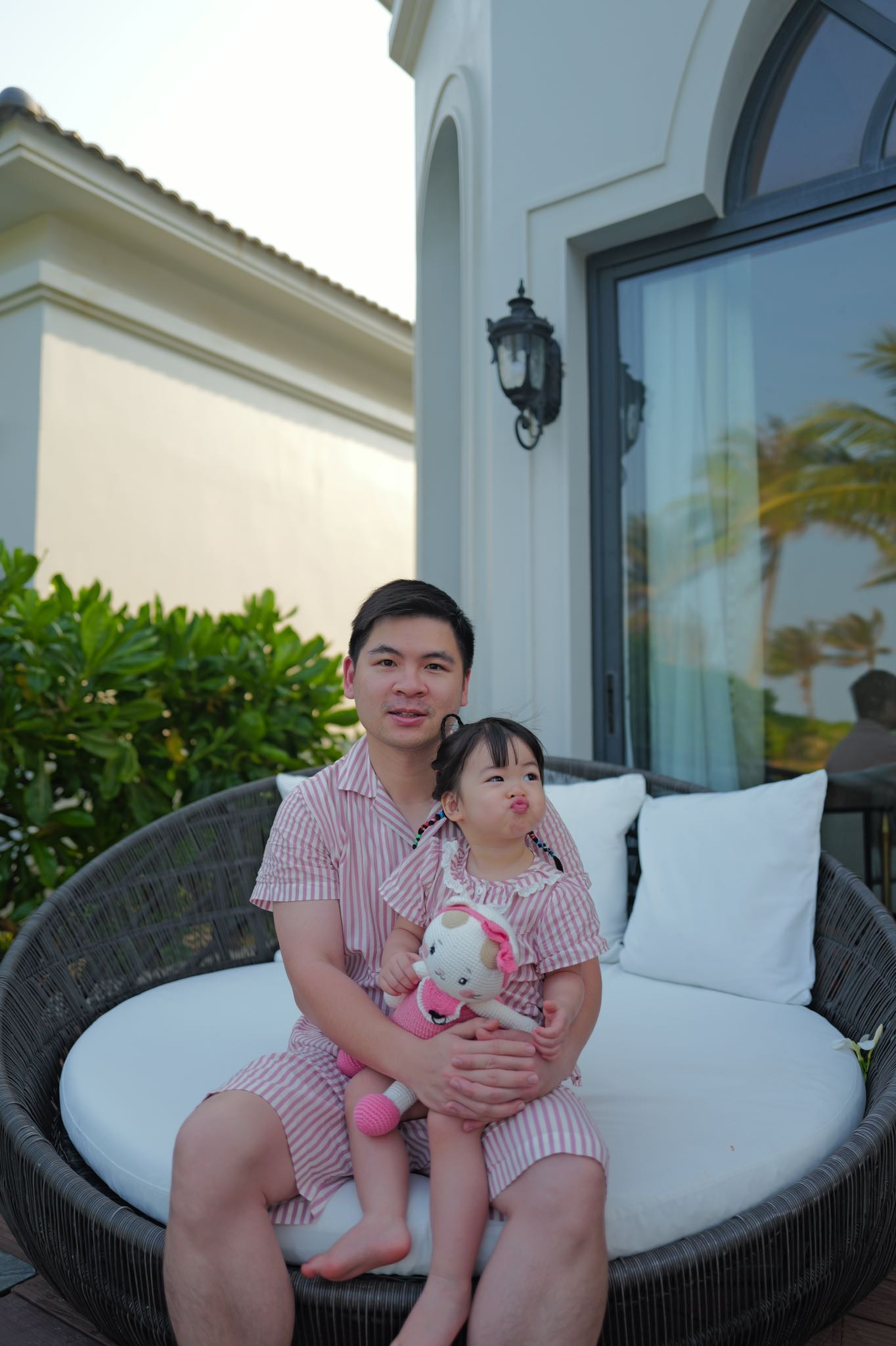 Chồng chủ tịch của Hoa hậu Đỗ Mỹ Linh hiếm hoi mặc đồ đôi với vợ