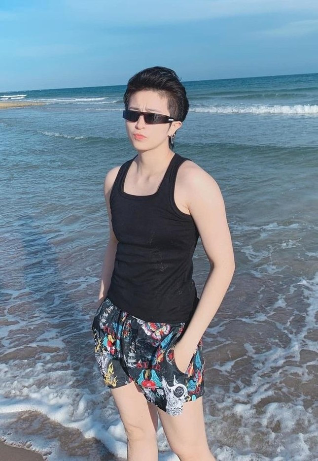 Gil Lê hiếm hoi mặc hở da thịt để lộ một chi tiết gây giật mình về tình trạng sức khỏe