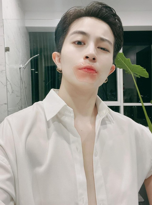 Gil Lê hiếm hoi mặc hở da thịt để lộ một chi tiết gây giật mình về tình trạng sức khỏe