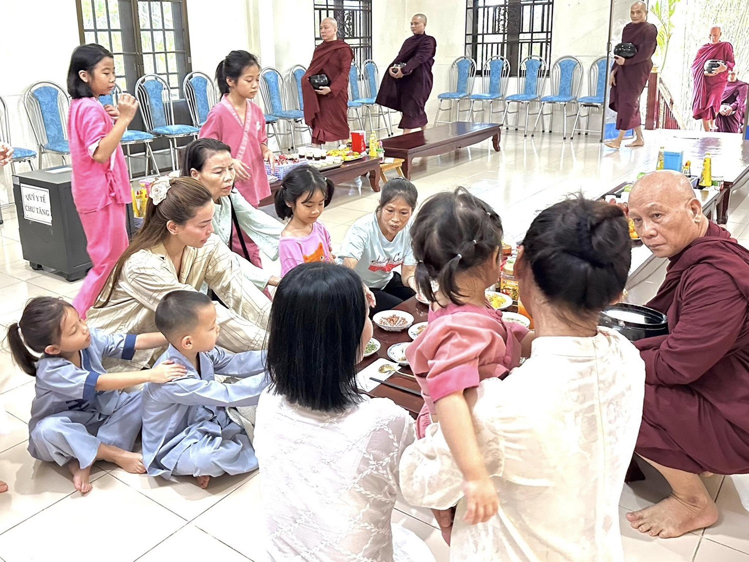 Hành động ý nghĩ Hồ Ngọc Hà dạy các con từ nhỏ