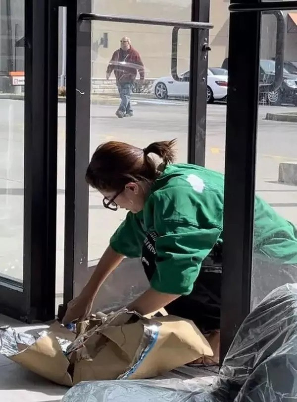 Hình ảnh Trang Trần đầu bù tóc rối ngồi bới rác bên Mỹ gây sốc