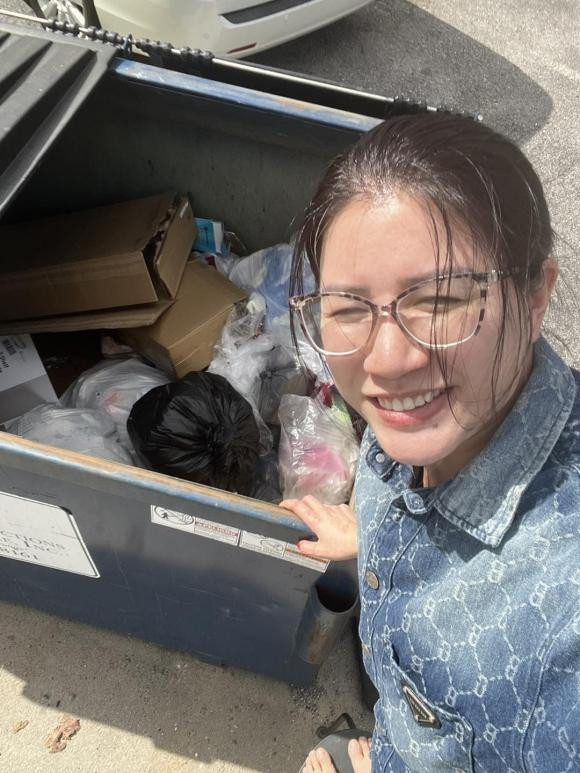 Hình ảnh Trang Trần đầu bù tóc rối ngồi bới rác bên Mỹ gây sốc