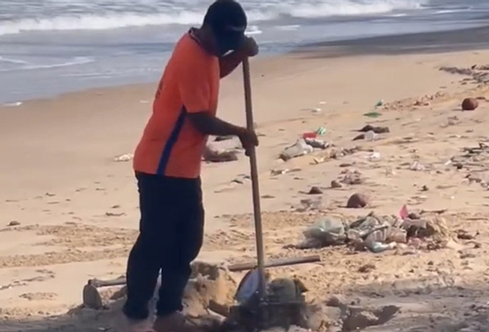 Làm rõ clip nhân viên khu du lịch bị khách 'tố' chôn rác trên bãi biển Mũi Né