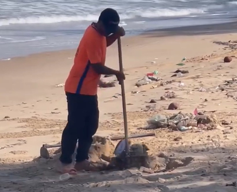 Nhân viên dọn rác đã chôn rác lại trên bãi biển. Ảnh: VietNamNet.