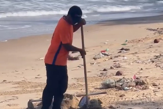 Nhân viên chôn rác xuống bãi biển Mũi Né bị phạt 3,5 triệu đồng