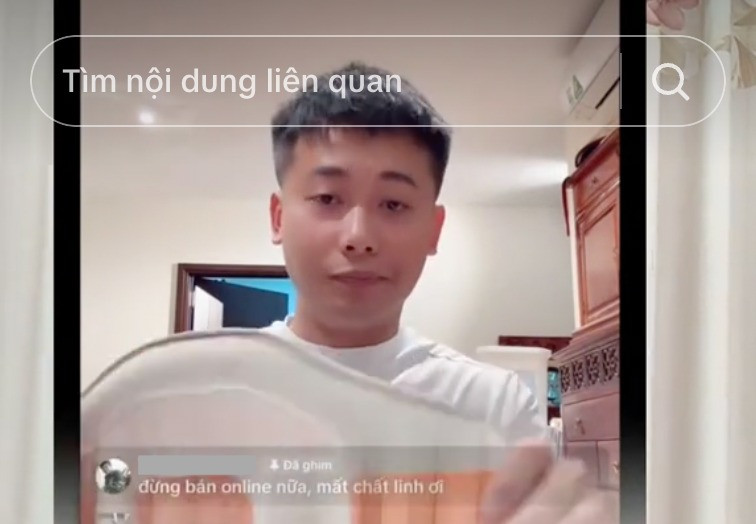 Phản ứng sốc của Quang Linh Vlog khi bị cảnh báo cẩn thận mất chất vì bán hàng online