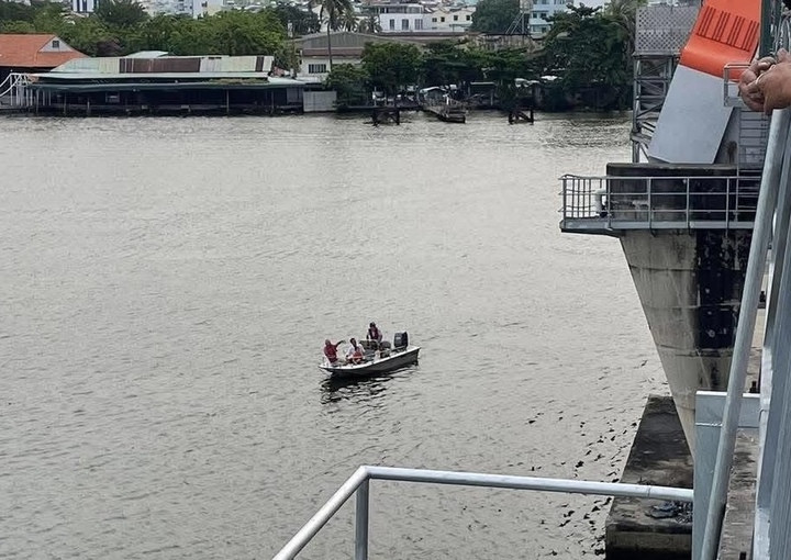 Lực lượng chức năng tìm kiếm nạn nhân mất tích. (Ảnh: Tôi là dân thành phố Thủ Đức)