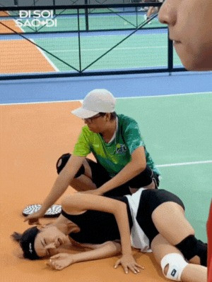 Vợ Mạc Hồng Quân gãy xương đùi được chồng chăm như em bé ngồi máy bay hạng thương gia