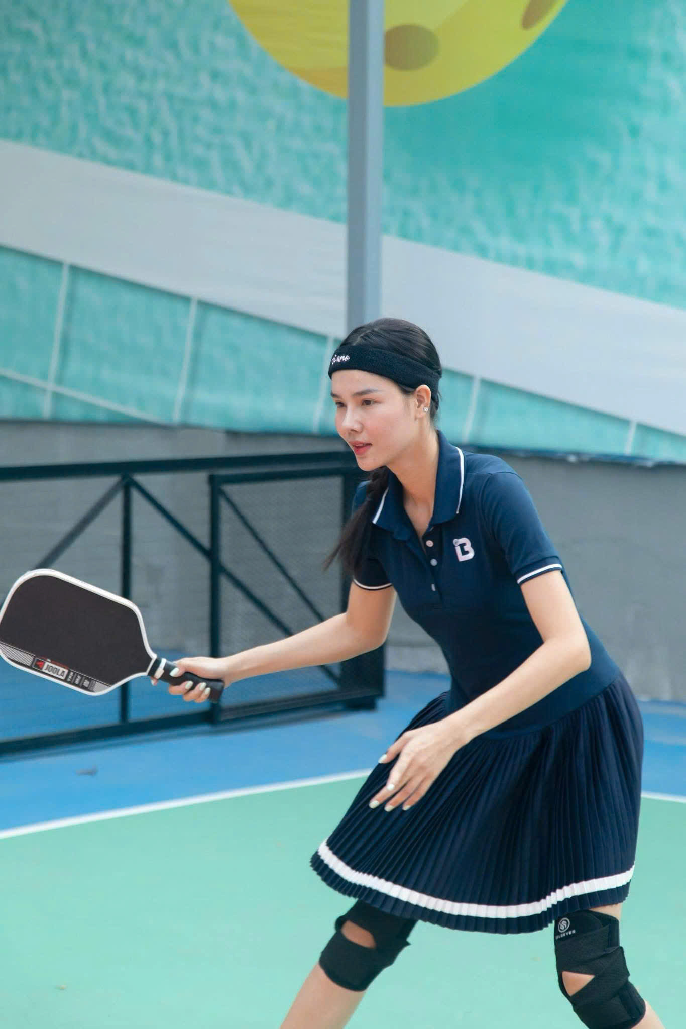 Vợ Mạc Hồng Quân gãy xương đùi được chồng chăm như em bé ngồi máy bay hạng thương gia