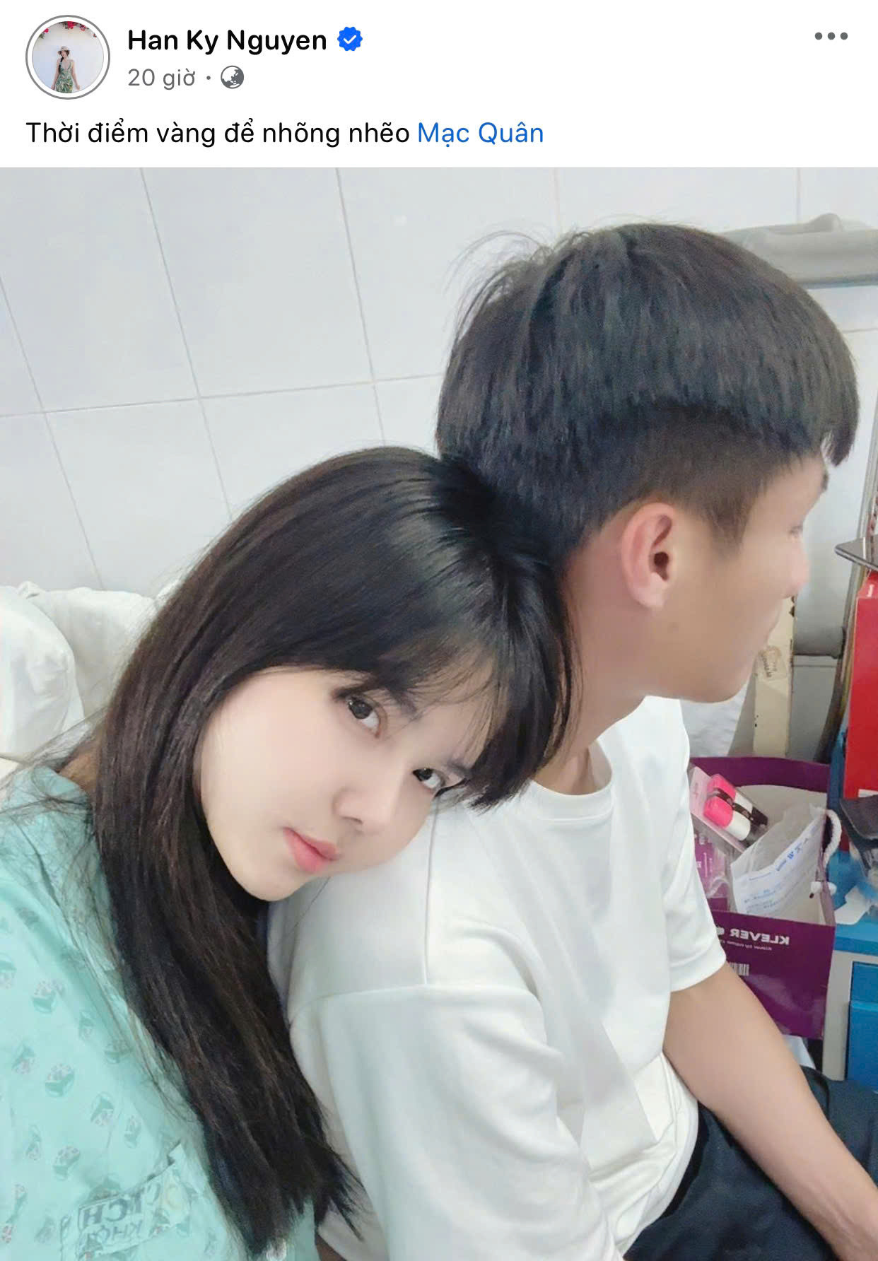 Vợ Mạc Hồng Quân gãy xương đùi được chồng chăm như em bé ngồi máy bay hạng thương gia