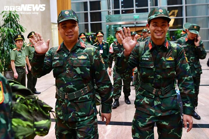 Đội Công binh trở về sau 9 ngày miệt mài tìm kiếm nạn nhân động đất tại Myanmar.
