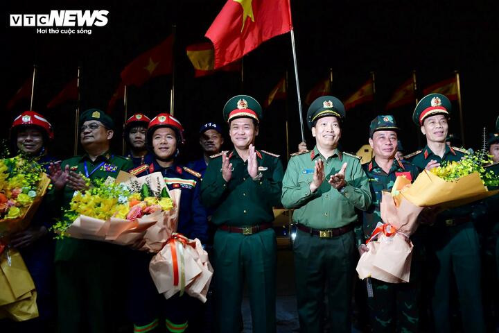 Đoàn công tác cứu hộ, cứu nạn thảm họa động đất tại Myanmar đã về đến Việt Nam.