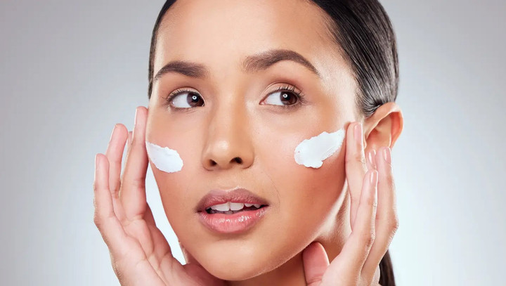 Đổi mỹ phẩm liên tục sẽ gây phản ứng tiêu cực, nên bỏ thói quen khiến da xấu đi này. (Ảnh: Thepinkfoundry)