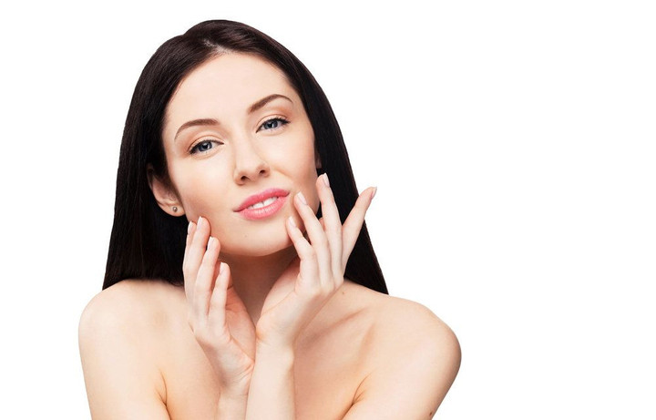 Chạm tay vào mặt - thói quen khiến da xấu đi nhanh chóng. (Ảnh: Fullspectrumderma)