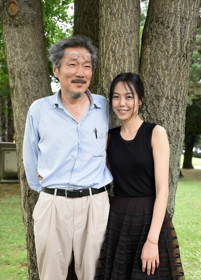 Ảnh hậu ngoại tình Kim Min Hee sinh con cho người tình U70