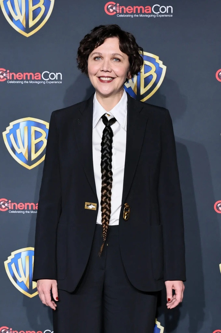 Maggie Gyllenhaal nhận nhiều đánh giá trái chiều về chiếc cà vạt tết tóc của cô. (Ảnh: Getty Images)