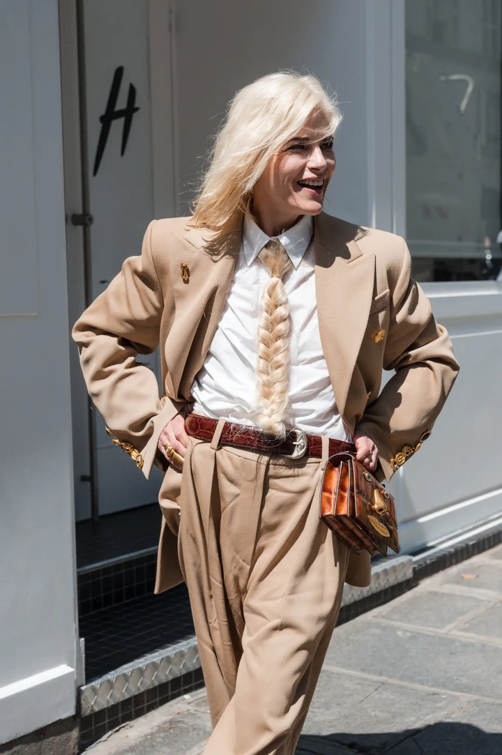 Selma Blair xuất hiện lộng lẫy với phụ kiện cà vạt độc lạ. (Ảnh: Getty)