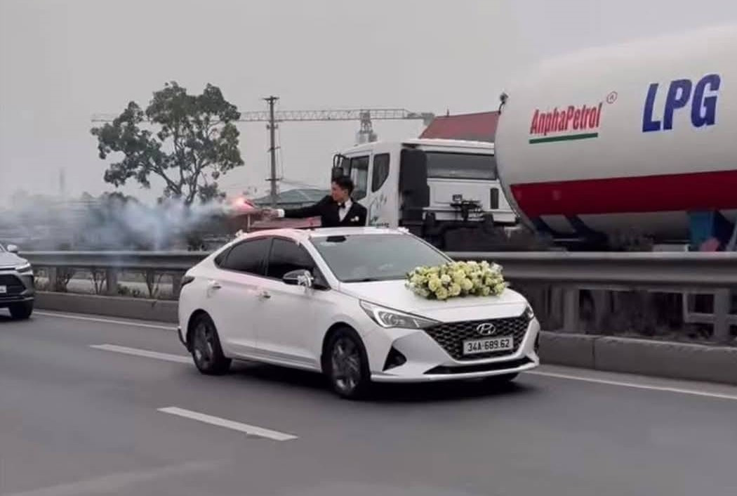 Chú rể và tài xế xe rước dâu đốt pháo sáng trên đường tới công an làm việc- Ảnh 2.