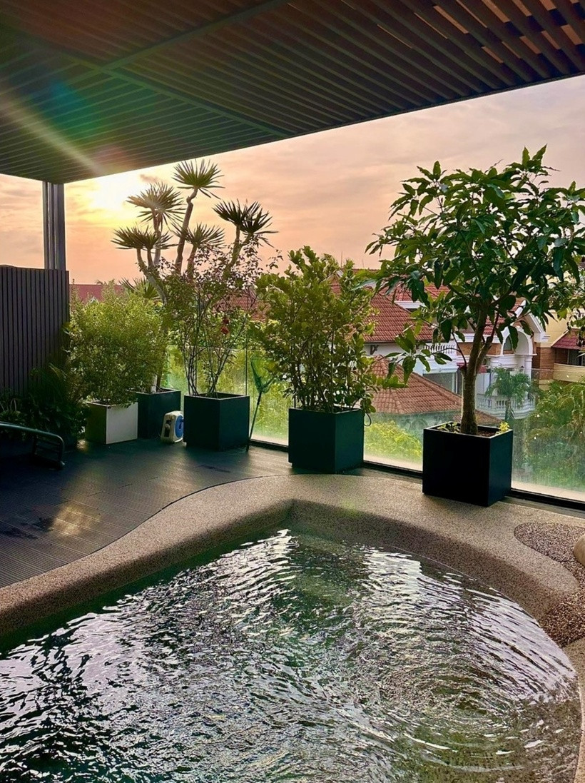 Trên sân thượng, bên cạnh khu vực trồng trọt, nữ diễn viên còn bố trí cả khu vưc riêng để ngắm cảnh, vui chơi.