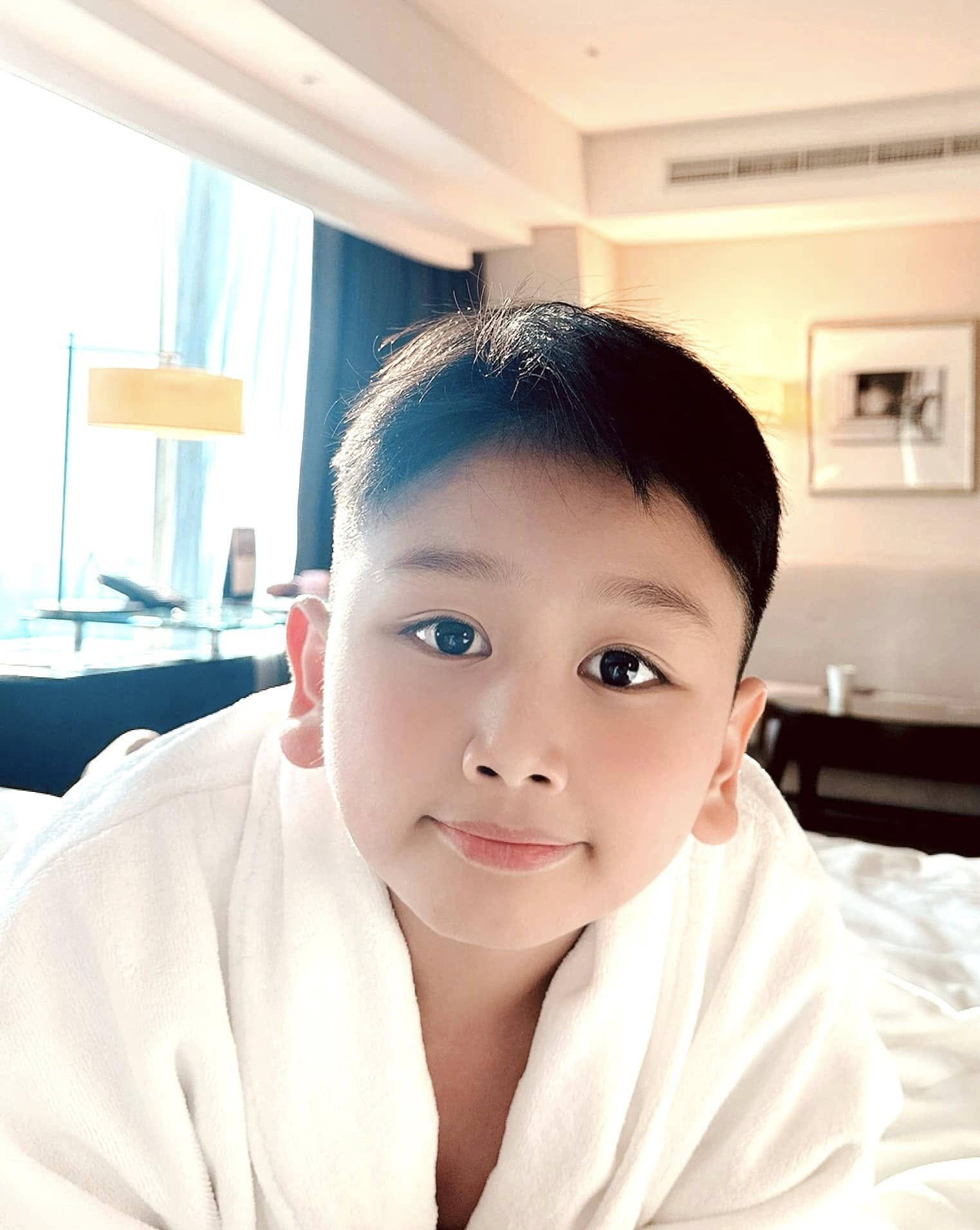 Con trai của nữ diễn viên đại gia Lã Thanh Huyền: 12 tuổi phổng phao, ra dáng 'tổng tài'- Ảnh 12.